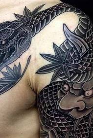 Экзотическая татуировка с изображением змеи-праджни полна индивидуальности