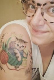 Lengan besar gadis tato Kitty pada gambar tato kucing kecil berwarna segar