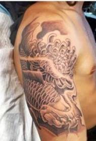 Malaking braso koi tattoo, male braso, krisantemo at koi tattoo na larawan