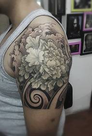 Klassiek fantastisch groot zwart pioenbloem tattoo-patroon