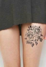 性感的女性大腿上的花紋身套9張