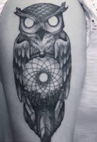 Tattoo owl boy na may malaking braso sa malikhaing larawan ng tattoo ng Owl