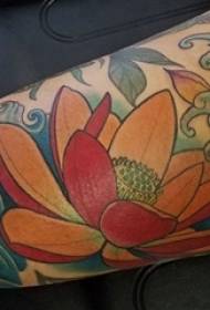 Malý lotus tetování, muž, velká paže, barevný obrázek lotosového tetování
