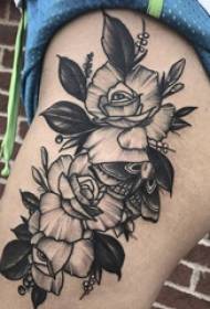 Coscia della ragazza di fiore del modello del tatuaggio sull'immagine grigia nera del tatuaggio del fiore