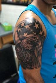 Илюстрация на татуировка с голяма рамо мъжка голяма ръка на национален флаг и снимка на татуировка на орел