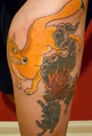 Neunschwänziges Fuchs Tattoo Bild Mädchen Oberschenkel auf neunschwänzigem Fuchs und Wolke Tattoo Bild