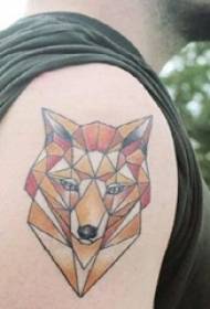 Момче за тетоважа во боја од лисица голема рака на геометриска слика за тетоважа на лисици