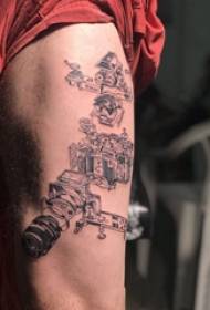 Coxa tatuada menino masculino na foto de tatuagem mecânica preta