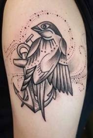 Bird татуировка момиче голяма ръка на черната птица татуировка снимка
