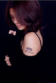 Vacker vacker kvinna med armar bara vacker lotus tatuering