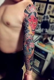 A cor do braço grande, como uma foto de tatuagem, é bastante atraente