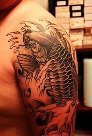 Čudovit tradicionalni vzorec tatoo za lignje na veliki roki