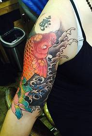 Uzņemiet pārliecinošo lielo sarkano kalmāru tetovējuma attēlu