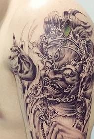 Tang lejon tatuering på mogen mans arm är mycket dominerande
