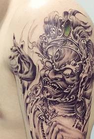 Il tatuaggio del leone Tang sul braccio dell'uomo maturo è molto prepotente