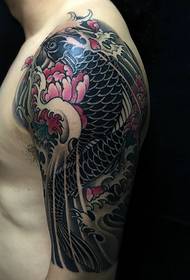 Japanski uzorak tetovaže lignji s velikom bojom ruku vrlo je zgodan