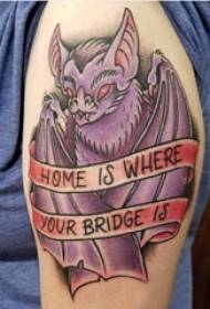 Tatuerad fladdermösspojke med stor arm på färgad tatueringstatueringbild