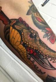 Большая рука европейской и американской школы татуировки с кинжалом в виде крокодила