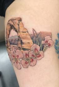 Geschilderde tattoo meisje dij op steen en bloem tattoo foto