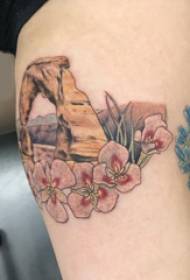 Cuisse de fille tatouée peinte sur image de tatouage de pierre et de fleur