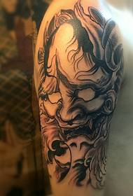 Gran tatuaje tradicional del brazo grande