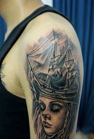 Big-ozbrojené plachtění ženské tetování tetování je velmi hezký