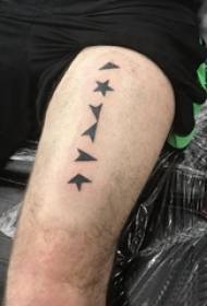 Coapsa tatuată de băieți masculi coapsa pe negru cu cinci vârfuri imagine de tatuaj