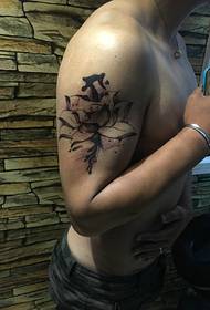 A los niños también les encanta el hermoso tatuaje de loto de brazo grande
