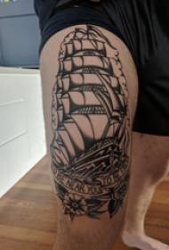 Lytse seilboat tatoet manlike studintdij op swart lytse seilboat tatoeaazjefoto