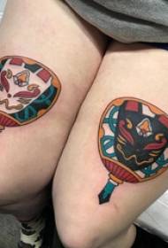 Coscia della tradizione del tatuaggio coscia della ragazza sull'immagine colorata del tatuaggio del fan