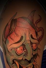 La imagen de un tatuaje con forma de rojo y grandes brazos es bastante llamativa