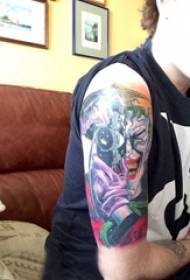 大臂紋身圖男性大臂上彩色小丑紋身圖片