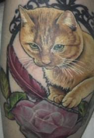 Tattooed kofshë kofshë djali mashkull mbi foton e tatuazheve me lule dhe mace