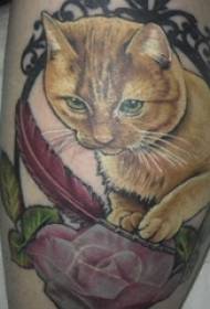 Cosce di ragazzo maschio coscia tatuata su fiore e gatto tatuaggio immagine
