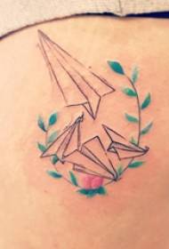 Папирна авионска тетоважа девојке стегно на папирној слици тетоважа авиона
