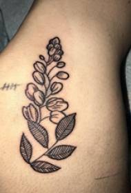 植物纹身   女生大腿上黑灰的植物纹身图片