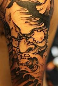 Черно-бяла ръка с голяма татуировка като картина на татуировка, властваща непобедимо