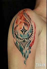 Isot käsivarret maalattu splash ink totem tatuointikuvio