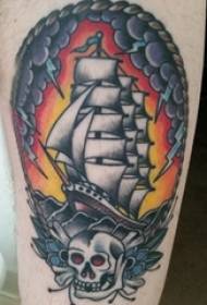 Tattoo sejlbåd billede af en tatoveret lille sejlbåd på et mandeligt lår