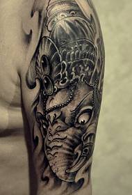 Modernistinen iso käsivarsi mustavalkoinen norsu jumala tatuointi kuva