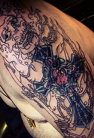un tatuaggio totem creativo sul braccio grande