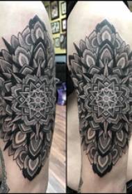 Διπλό μεγάλο τατουάζ αγκώνα αρσενικό μεγάλο χέρι σε μαύρο γεωμετρικό εικόνα τατουάζ λουλουδιών