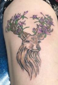 Литерарна јелена тетоважа девојке бедра на слици цвећа и јелена