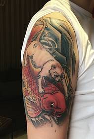 Tatuaggio creativo di calamari rossi a braccio grande