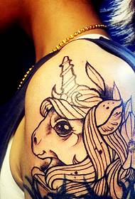 Büyük kol kişilik iri gözlü sevimli hayvan dövme deseni