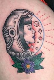 宇航员纹身图案 女生大腿上花朵和宇航员纹身图片