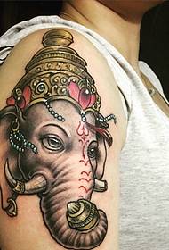 Modeli i tatuazhit të zotit të elefantit me ngjyra të mëdha të holla 103854 @ Modeli i tatuazhit të kastravecave të zezë dhe të bardhë të krahut të madh është shumë energjik
