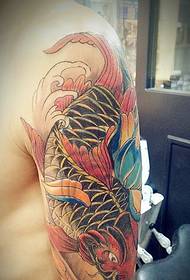 Красочный образец татуировки красного кальмара руки
