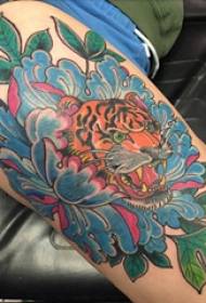 Λουλούδι και τίγρης τατουάζ μοτίβο λουλουδιών μηρό κορίτσι και τατουάζ εικόνα τατουάζ