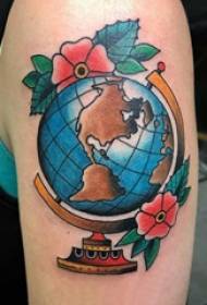 Grande braccio del modello del tatuaggio della terra ragazzo sull'immagine del tatuaggio del globo e del fiore